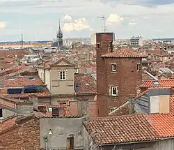 La tour au-dessus des toits