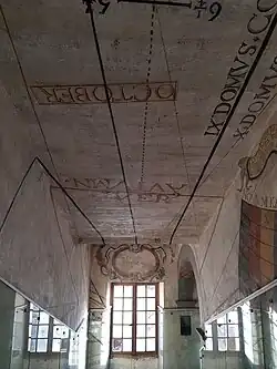 Horloge solaire du lycée Stendhal de Grenoble, plafond et fenêtre de la volée Est.