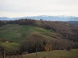 Vue générale sur un paysage vallonné.
