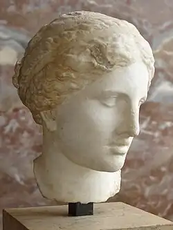 Tête féminine du type de l'Aphrodite de Cnide (/Praxitèle, v. 350-340). Marbre d'Asie Mineure, copie v. 150 AEC. Louvre
