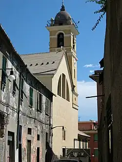 La facciata dal lato nord, verso Largo San Francesco da Paola