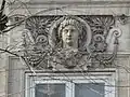 No&nbsp;19 : mascaron au-dessus des fenêtres du second étage.