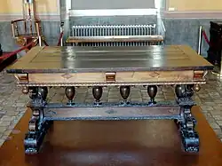 Table « en éventail » (3e quart du XVIe siècle, château d'Écouen).
