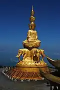 Statue de Puxian pusa de 660&nbsp;tonnes à 3&nbsp;099&nbsp;mètres, entourée d'urnes.