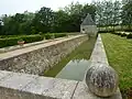 Château du Coscro : la douve et l'un des pavillons la bordant.