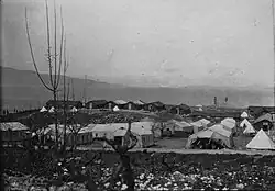 Photographie ancienne : un camp de tentes blanches