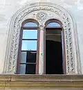 Fenêtres à meneaux et reliefs de lunette.