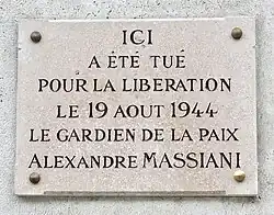 Plaque sur le côté latéral gauche du Panthéon, en mémoire d'Alexandre Massiani, mort pour la Libération de Paris.
