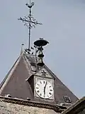Horloge, cloches, croix et coq.