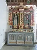 L'autel et le retable du bras nord, le retable porte la date 1699.