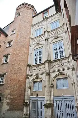 Façade Renaissance en pierre et tour d'escalier en brique.