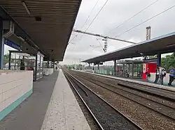 Quai du RER E (direction Paris, en regardant vers le nord).