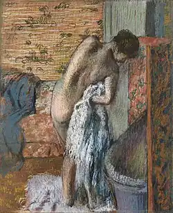 Après le bain, femme s'essuyant.