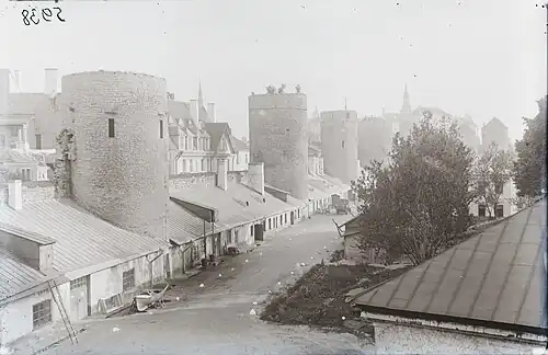 Les tours des remparts de Tallinn à la place des tours: Tour Renten, tour Grusbeke, tour Epping, tour Plate.