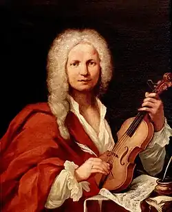 Homme en peruque longue blanche, vêtu de rouge sur chemise blanche, tenant un violon.