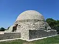 Mausolée du XIVe&nbsp;siècle, sur le territoire de l'oulous bulgare. À l'intérieur de ce bâtiment sont rassemblées et exposées 26&nbsp;pierres tombales des XIIIe et XIVe&nbsp;siècles.