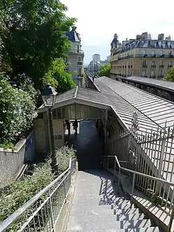 Accès entre les parties en escalier de la rue Marietta-Alboni.