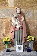 La statue moderne Vierge à l'Enfant.