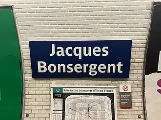 Panneau indiquant le nom de la station.