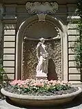 Fontaine dans le jardin.