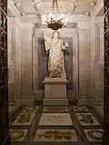Statue de Napoléon Ier dans la cella du tombeau.