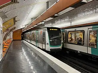 Rame MF 01 arrivant à la station.
