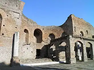 le Grand Nymphée, servant d'entrée monumentale.