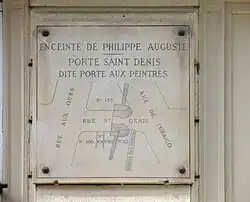 Plaque à l'emplacement de la porte aux Peintres de l'enceinte de Philippe Auguste, aujourd'hui détruite. Parfois appelée « porte Saint-Denis », elle ne doit pas être confondue avec la « porte Saint-Denis » de l'enceinte de Charles V, reconstruite sous Louis XIV. 135, rue Saint-Denis, Paris 2e arr.