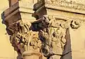 Un des chapiteaux sur l'extérieur de l'église.
