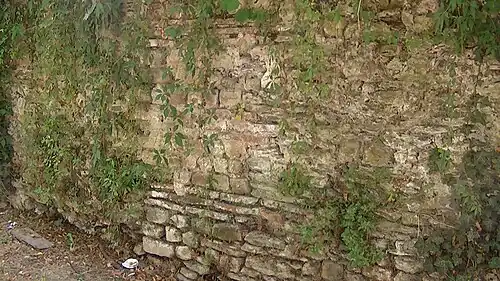 L'enceinte le long du cours Saint-Pierre.