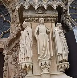 Photographie de trois statues.