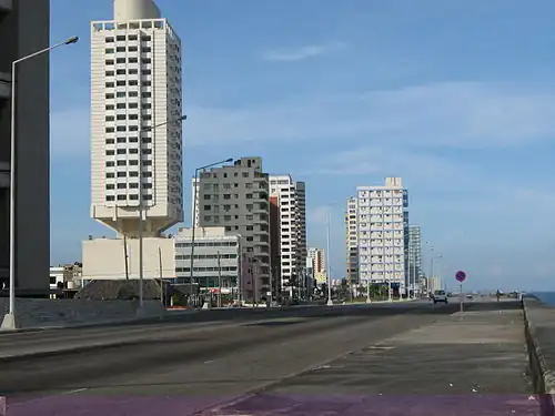 L'immeuble Atlantic&nbsp;(es) et d'autres, dans le quartier d'El Vedado&nbsp;(en) à La Havane.
