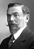 Portrait d'un homme portant une moustache en guidon.