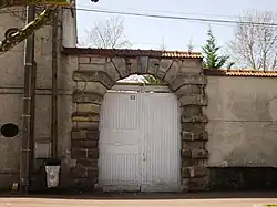 Le porche des anciens communs.
