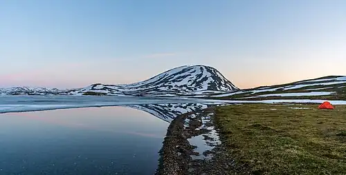 Le lac Slahpejávrre&nbsp;(sv), dans le parc national, en pleine nuit. Juillet 2019.