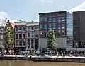 La Maison Anne Frank, avec son immeuble d'origine aux portes noires.