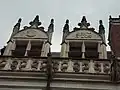 Les lucarnes de la façade et de la cour sont des créations du XIXe&nbsp;siècle.