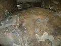 Intérieur: sol d'argile et de pierres