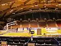 La salle avec le terrain de jeu, les tribunes et la charpente en chêne du toit.