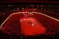 Scène de lumières rouges sur la glace avant le match