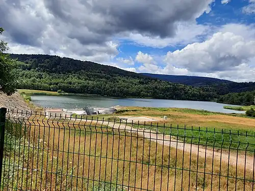 Lac artificiel recouvrant la mine.