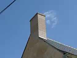 La cheminée sur rue.