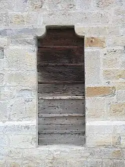 Vue d'une fenêtre au contrevent en bois.