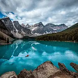 Un canoë sur un lac glaciaire dans le parc national Banff.