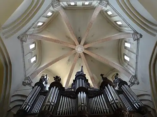 La coupole du clocher et l'orgue.