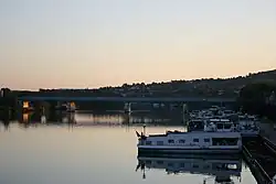 Le pont ferroviaire de la ligne d'Achères à Pontoise, empruntée par les trains du RER A. Le cours d'eau est la Seine.