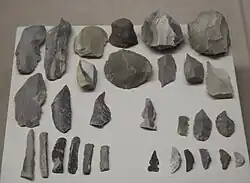 Industrie lithique provenant du site d'el Khiam : microlithes, pointes de type el Khiam, microburin, lamelles à dos, perçoirs, grattoirs, nucléus. Natoufien récent et Khiamien. Musée d'archéologie nationale.