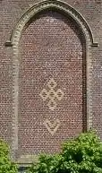 Détail de motifs "runiques" sur la façade de l'église (entrelacs et cœur).