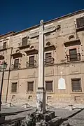 Croix devant la façade