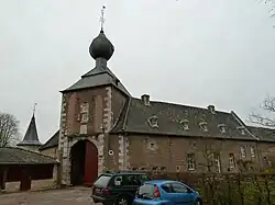 La tour du milieu et son clocher à bulbe.